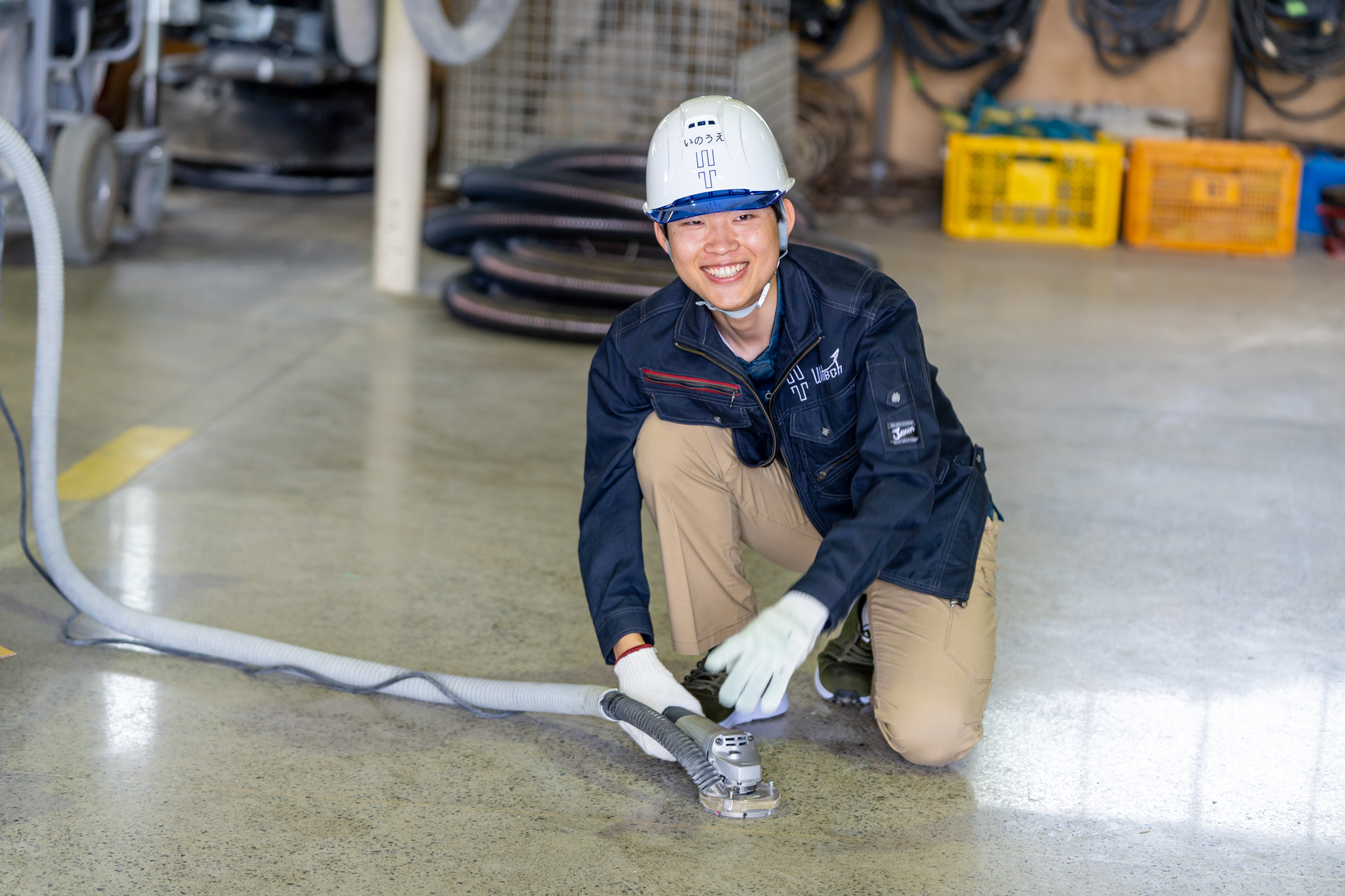 床のリノベーションを行う現場作業員
